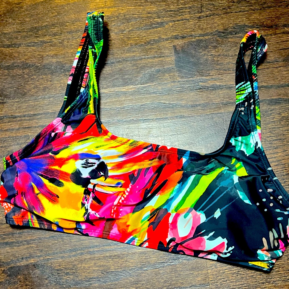 Nicole Miller You such a vibrant thang’ swim top with a parrot